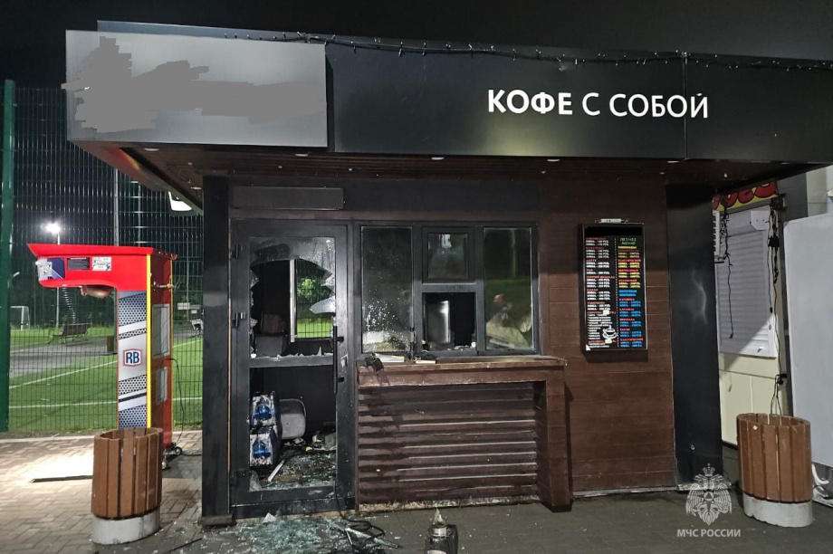 «Кофе с собой» пока не получится: на «Спартаке» полыхнул торговый павильон. Фото: МЧС России по Камчатскому краю. Фотография 1