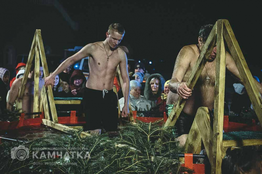 Крещенские купания в Петропавловске-Камчатском: испытание ледяной купелью. Фото: ИА «Камчатка». Фотография 3