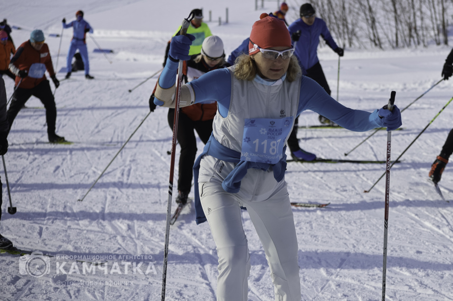 Лыжня России 2026 на Камчатке: полторы тысячи участников объединились на старте. Фото: «Камчатка Сегодня» \ Игорь Сафончик. Фотография 21