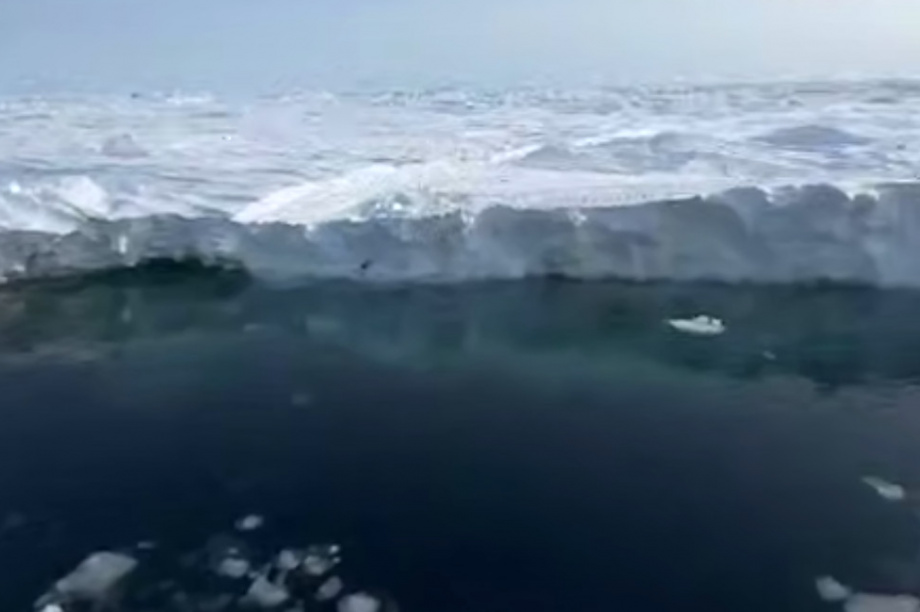 Сахалинские рыбаки дрейфуют на льдине. Фото: скрин видео из социальных сетей. Фотография 6