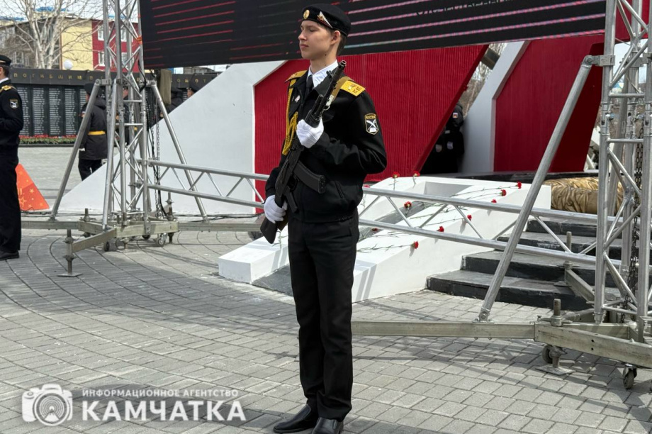 Камчатка почтила память героев Великой Отечественной возложением цветов. Фото: ИА "Камчатка". Фотография 2