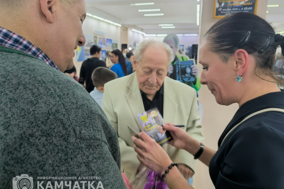 Известный камчатский фотограф Игорь Вайнштейн отметил свой 90-летний юбилей открытием выставки. Фото: ИА «Камчатка» \ Игорь Сафончик. Фотография 4
