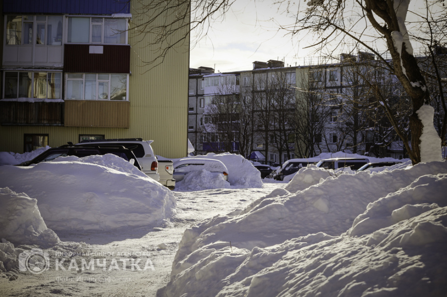Коммунальные службы Камчатки продолжают бороться со снежными завалами (фоторепортаж). . Фотография 19