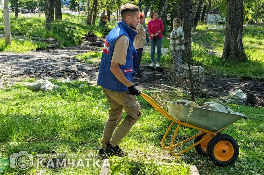 Молодежный субботник прошел в детском парке Петропавловска. фото: ИА "Камчатка". Фотография 34