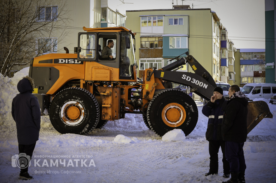 Коммунальные службы Камчатки продолжают бороться со снежными завалами (фоторепортаж). . Фотография 8