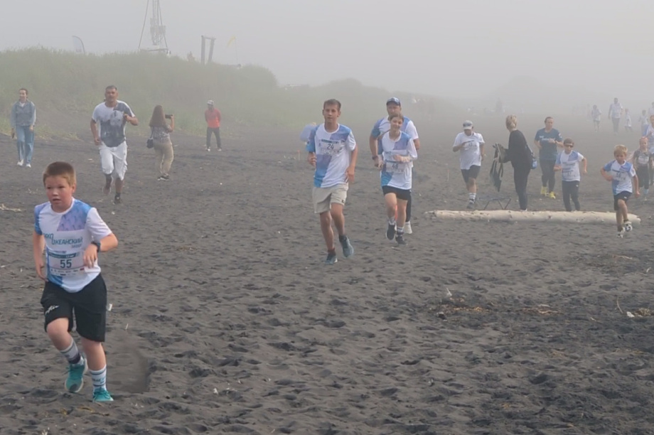 Халактырский пляж снова объединил бегунов на Тихоокеанском забеге. Фото: тг. Инвест. Камчатка. Фотография 11