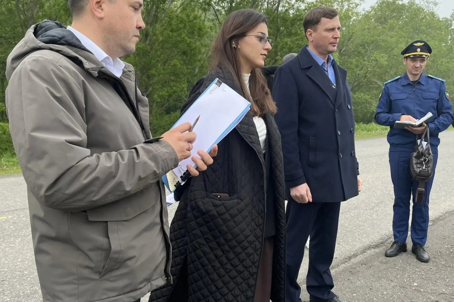 Анатолий Кирносенко проверил, как строятся дорога и эко-тропа к Халактырскому пляжу. . Фотография 1