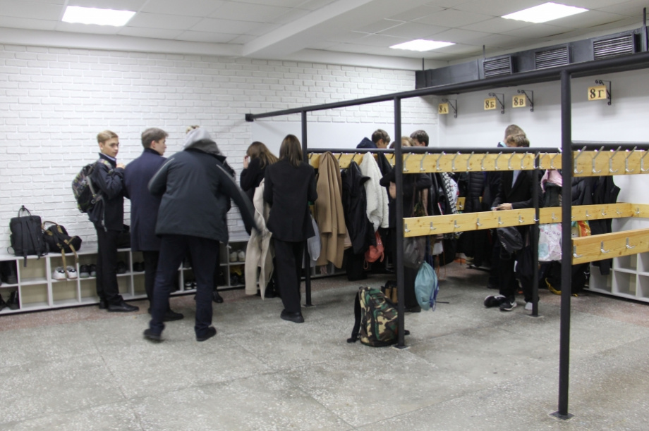 Современная раздевалка появилась в петропавловской гимназии №39 благодаря депутатам. Фото: ЗСКК. Фотография 7