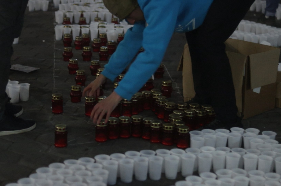 На Камчатке из семи с половиной тысяч свечей выложили «Огненную картину войны». Фото: kamgov.ru. Фотография 9