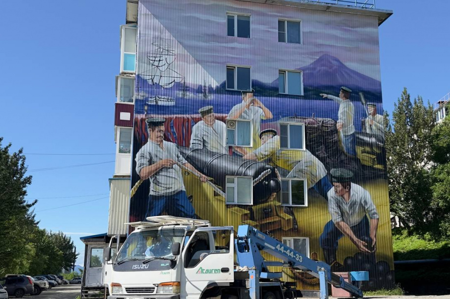 Мурал о подвиге Петропавловского гарнизона украсил столицу Камчатки. Фото: Олеся Сурина, pkgo.ru. Фотография 7