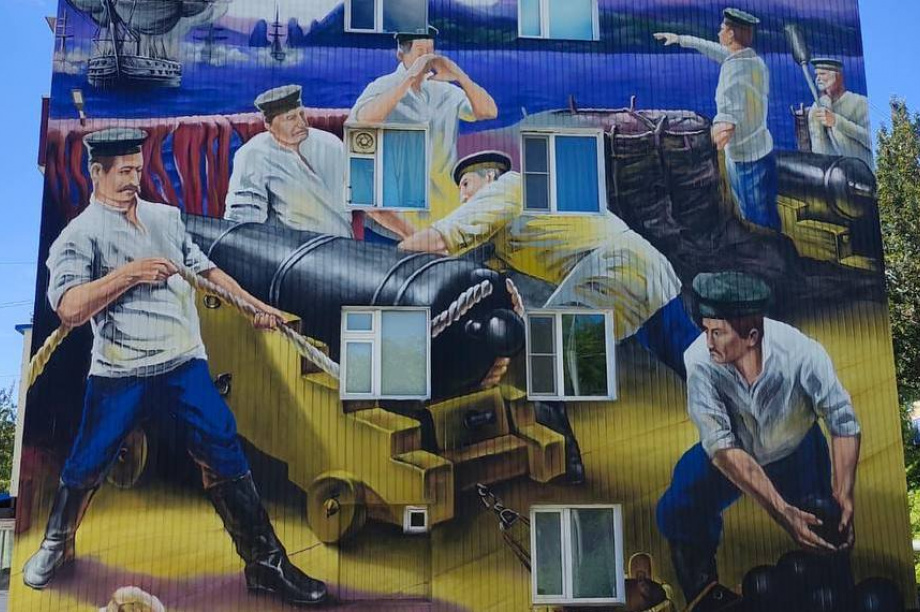 Мурал о подвиге Петропавловского гарнизона украсил столицу Камчатки. Фото: Олеся Сурина, pkgo.ru. Фотография 3