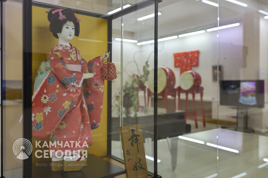 В Камчатском художественном музее открылась выставка о Японии. Фото: «Камчатка Сегодня»/Игорь Сафончик. Фотография 19