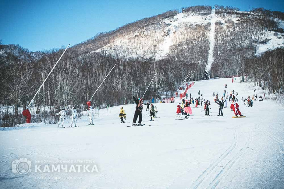 Горнолыжники устроили карнавальный заезд на «Морозке» в Елизово. Фото: ИА «Камчатка». Фотография 1