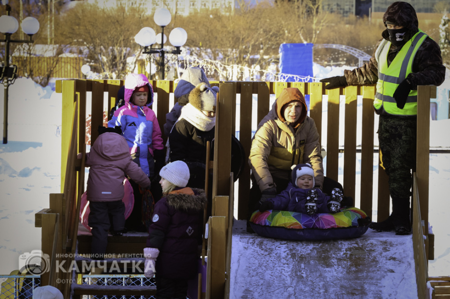 В Петропавловске-Камчатском продолжаются новогодние развлечения (фоторепортаж). Фото: «Камчатка Сегодня» \ Игорь Сафончик. Фотография 21