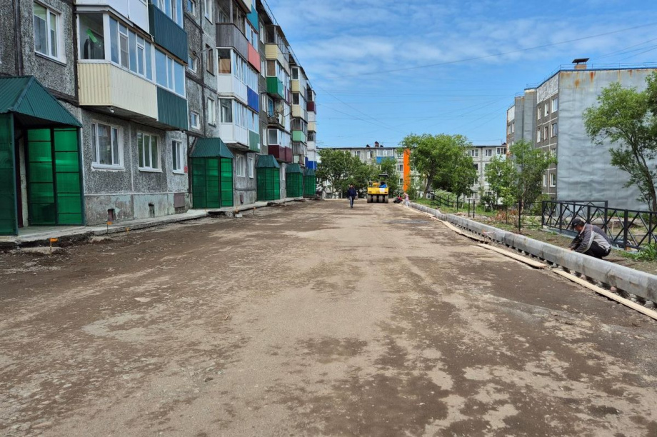 В ремонте микрорайона «Мишенный-3» в Петропавловске задействуют больше рабочих. Фото: Олеся Сурина, pkgo.ru. Фотография 7