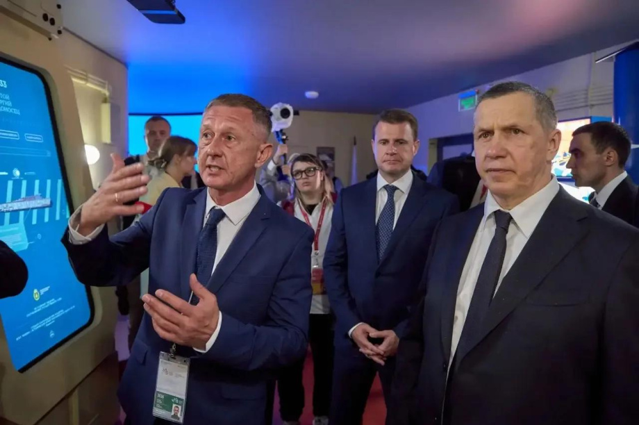 Юрий Трутнев высоко оценил павильон Камчатки на ВЭФ-2026 в виде подводного крейсера. . Фотография 16