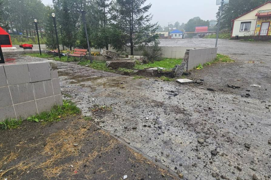 Водитель-лишенец частично разнес Мемориал Славы на Камчатке и сбежал. Фото: прокуратура Камчатского края