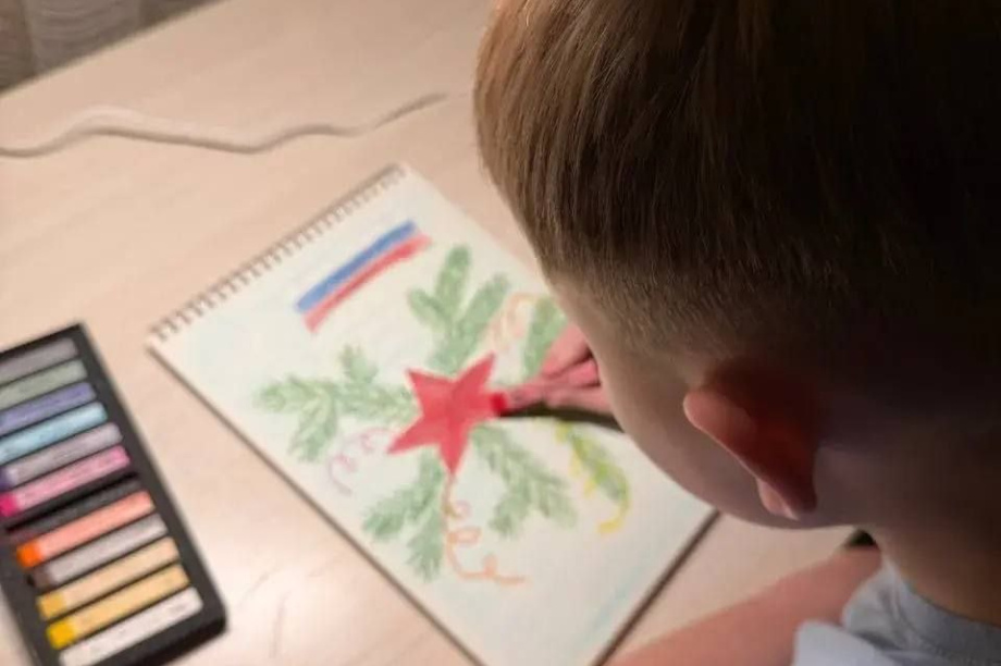 Камчатские дети пишут письма солдатам. Фото: ТГ-канал «ZOV Камчатка!». Фотография 4