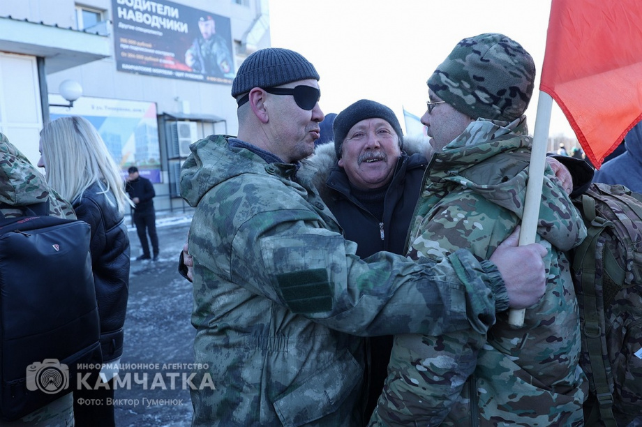 Это радость со слезами на глазах — самолёт с мобилизованными бойцами СВО прилетел на Камчатку. Фото: Виктор Гуменюк . Фотография 67