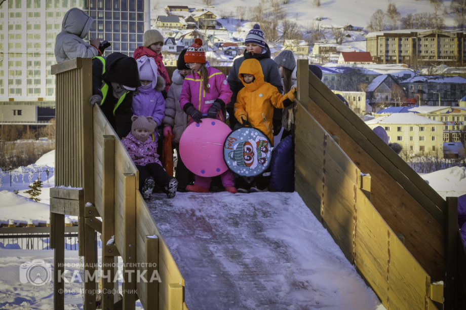 В Петропавловске-Камчатском продолжаются новогодние развлечения (фоторепортаж). Фото: «Камчатка Сегодня» \ Игорь Сафончик. Фотография 17