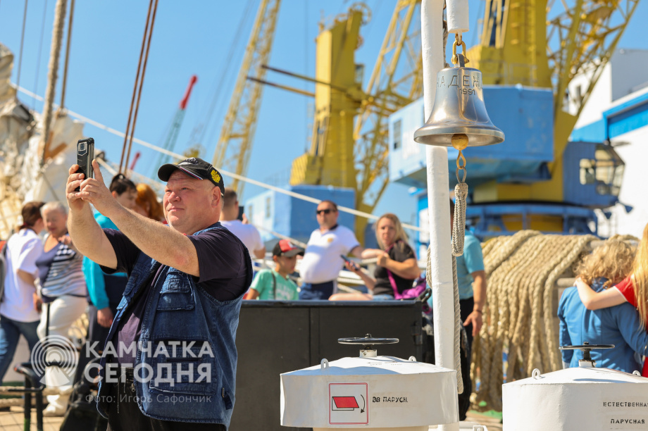 Парусник «Надежда» пригласил на борт жителей Петропавловска-Камчатского. Фото: ИА «Камчатка» \ Игорь Сафончик. Фотография 15