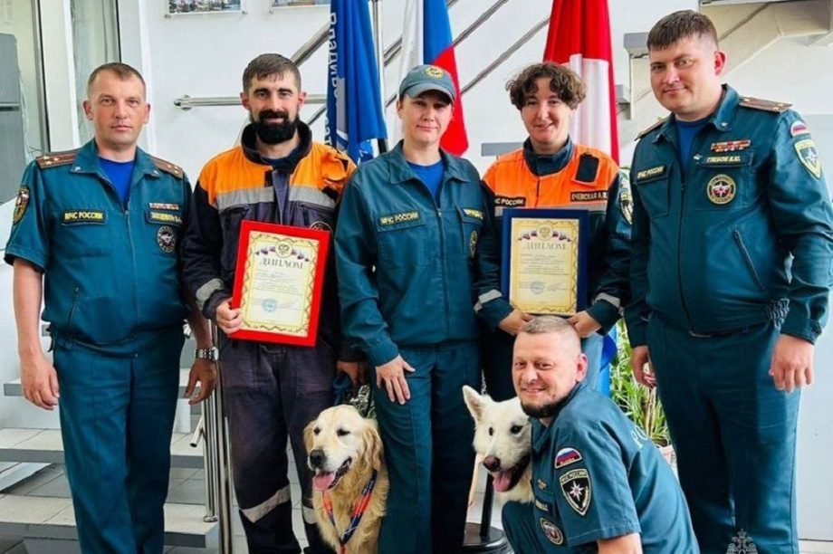 Кинолог Анна Ечевская и белая швейцарская овчарка Лёлик снова стали лучшими в ДФО. Фото: t.me/mchskam41. Фотография 3