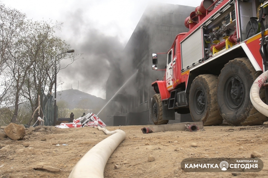 Три человека пострадали в пожаре в строящейся школе на Камчатке. Фото: Антон Скрипаченко / информационное агентство "Камчатка". Фотография 4