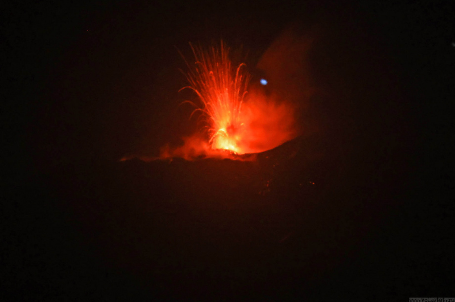 Вулканические бомбы разлетаются из кратера Ключевского на Камчатке. Фото: Юрий Демянчук