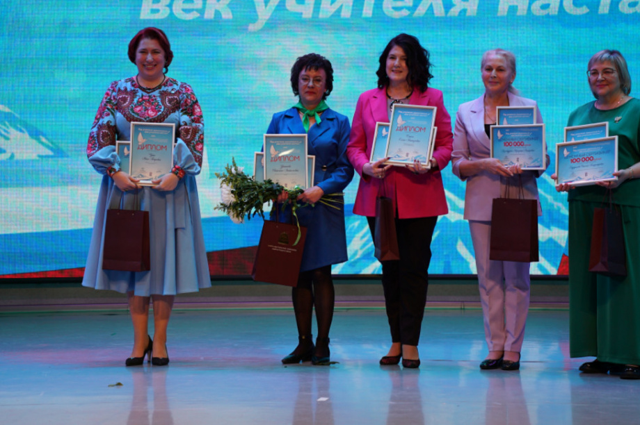 Ирина Яровая: Конкурс «Год учителя закончился, век учителя настал!» - символ благодарности и уважения к учителям Камчатки. Фото организаторов. Фотография 2