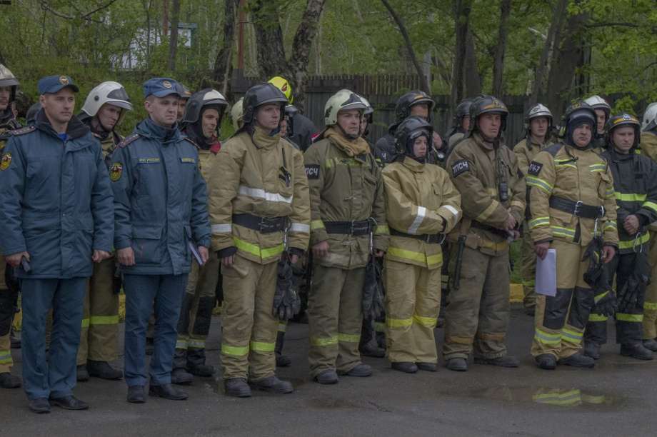 На Камчатке 37 пожарных тренировались тушить базу отдыха «Гелиос». Фото: пресс-служба краевого управления МЧС. Фотография 11