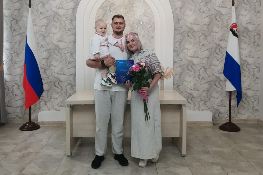 20 пар сыграли свадьбы в красивую дату 24.08.2024 на Камчатке. Фото: t.me/zagskam. Фотография 5