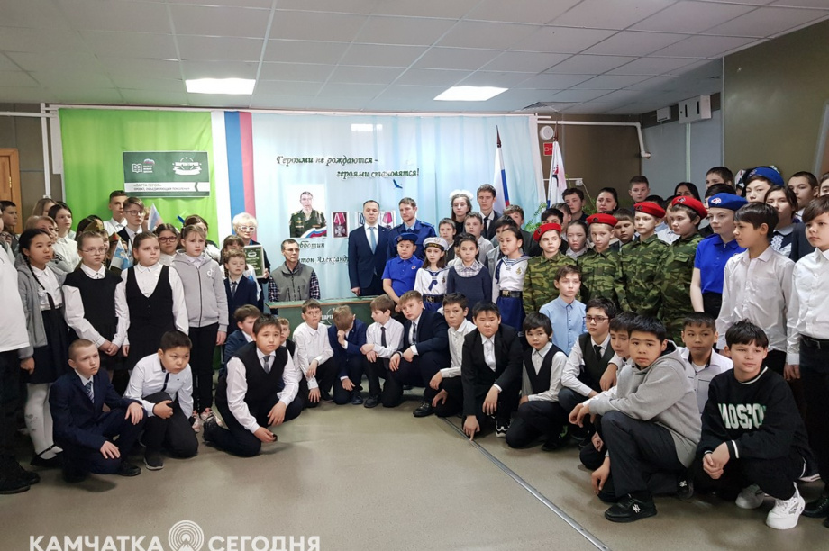 «Парту героя» открыли в Тиличикской средней школе на Камчатке. Фото: администрация Олюторского района. Фотография 7