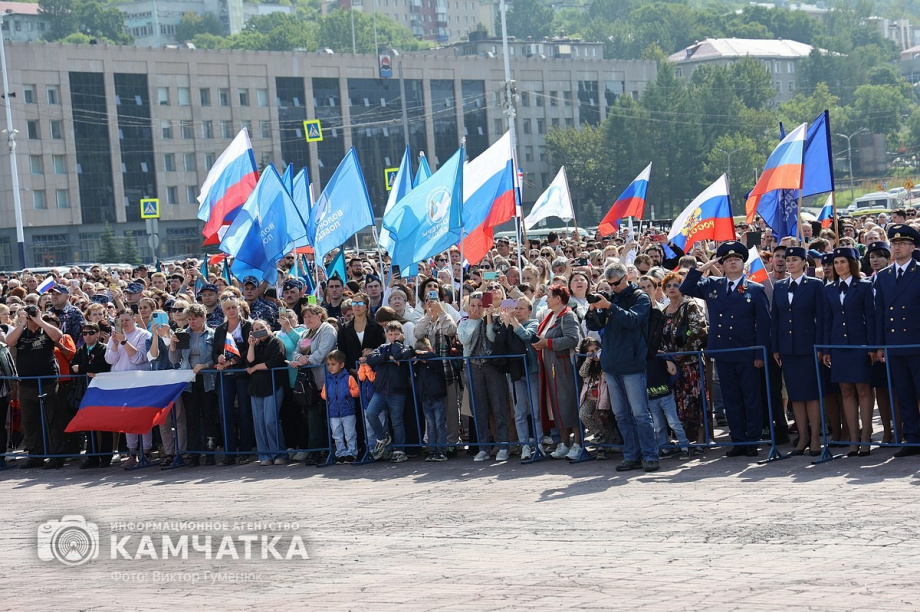 Триколор на главной площади Петропавловска-Камчатского - главный герой и триумфатор  . Фото: ИА «Камчатка» \ Виктор Гуменюк. Фотография 27