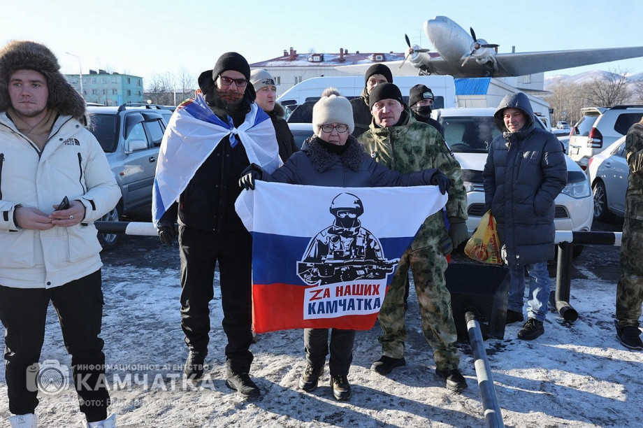Это радость со слезами на глазах — самолёт с мобилизованными бойцами СВО прилетел на Камчатку. Фото: Виктор Гуменюк . Фотография 12