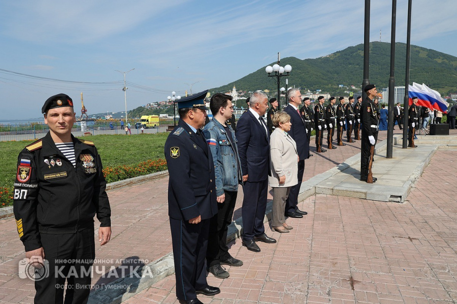 Триколор на главной площади Петропавловска-Камчатского - главный герой и триумфатор  . Фото: ИА «Камчатка» \ Виктор Гуменюк. Фотография 9