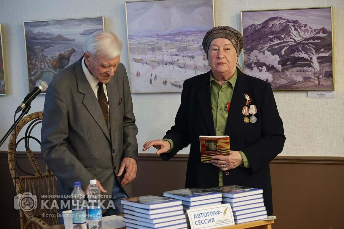 Камчатский журналист и писатель Михаил Жилин представил новую книгу. Фото: ИА «Камчатка» \ Виктор Гуменюк. Фотография 50
