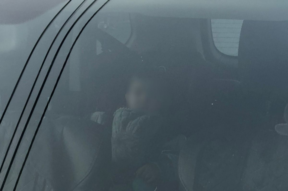 На Камчатке женщина ушла в салон красоты и на три часа закрыла ребенка в машине. Фото: УМВД России по Камчатскому краю. Фотография 2