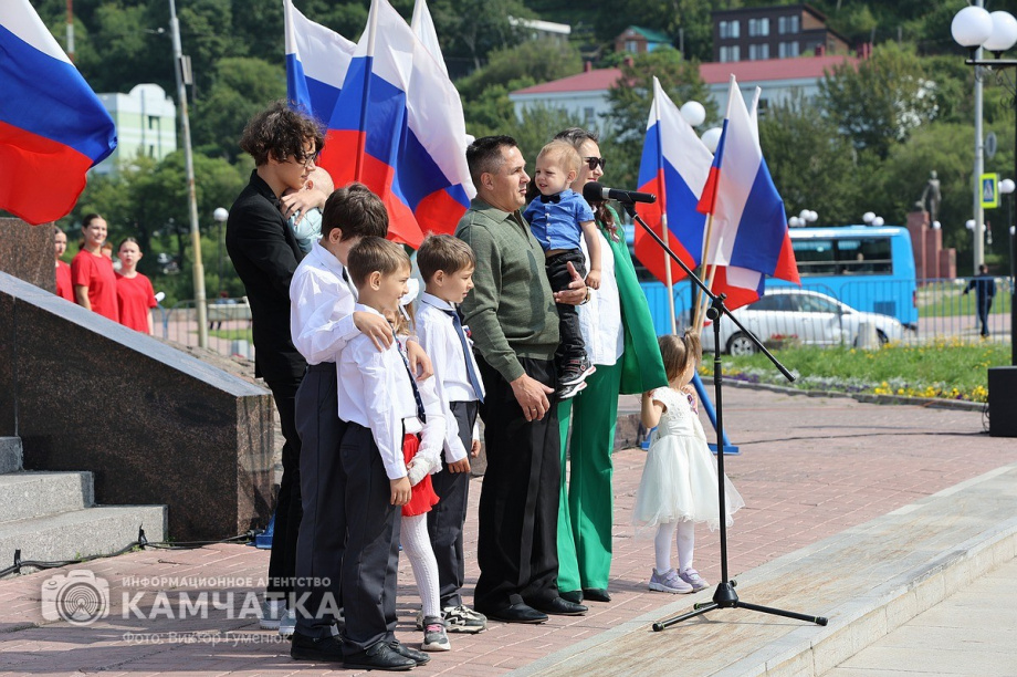 Триколор на главной площади Петропавловска-Камчатского - главный герой и триумфатор  . Фото: ИА «Камчатка» \ Виктор Гуменюк. Фотография 41