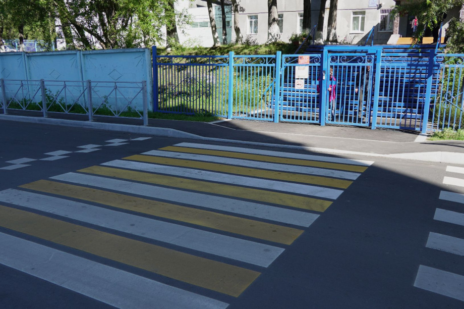 В Петропавловске-Камчатском завершили ремонт дороги к школе на улице Бийская. Фото: администрация ПКГО. Фотография 6