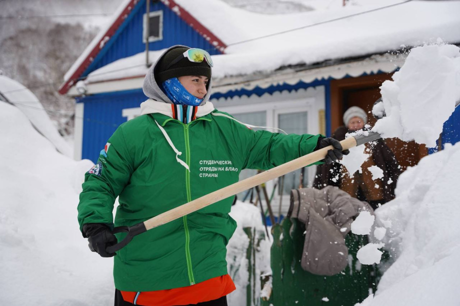 Тёплая помощь в снежном хаосе: камчатская молодежь взяла на себя заботу о самых уязвимых. Фото: kamgov.ru. Фотография 1