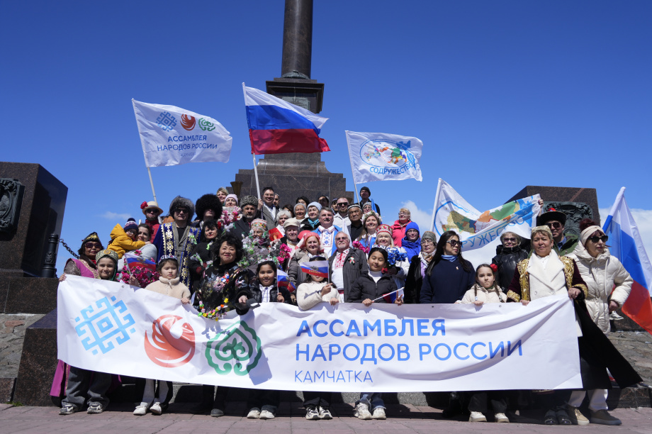 Тысячи камчатцев вышли на первомайское шествие на площади Ленина (фоторепортаж). . Фотография 45