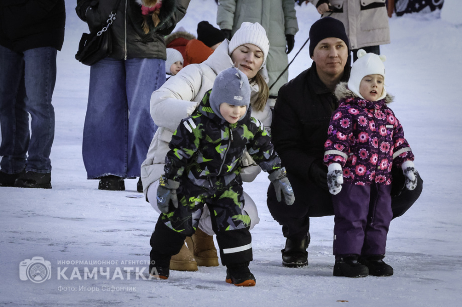 В Петропавловске-Камчатском продолжаются новогодние развлечения (фоторепортаж). Фото: «Камчатка Сегодня» \ Игорь Сафончик. Фотография 63