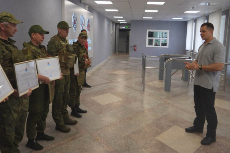 Награды и оборудование от губернатора Камчатки привезли в ЛНР для бойцов СВО. Фото: kamgov.ru. Фотография 4