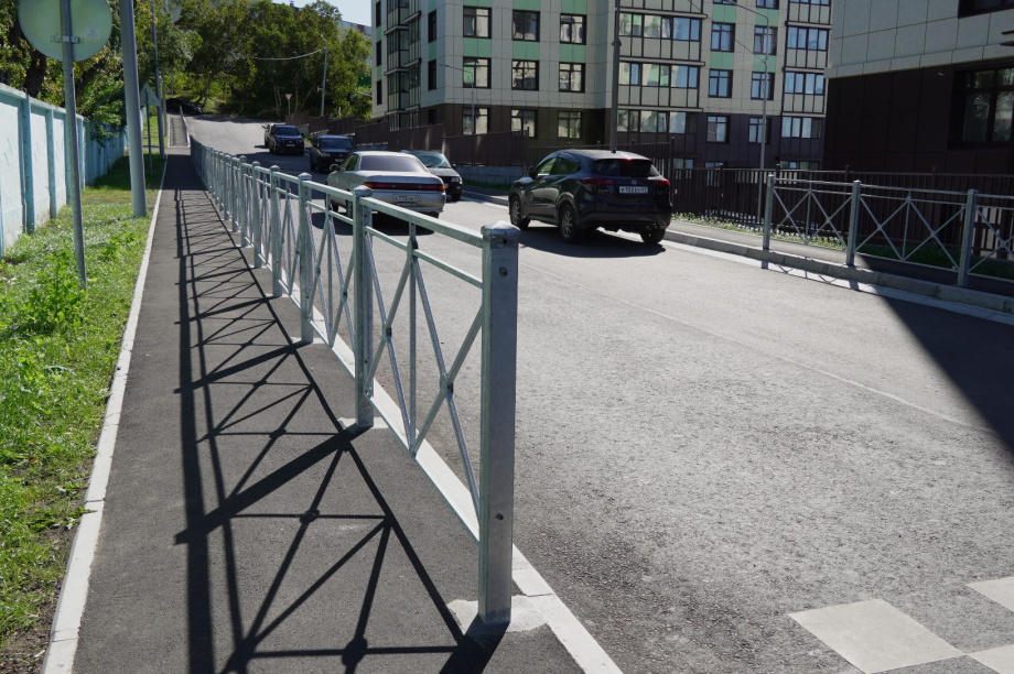 В Петропавловске-Камчатском завершили ремонт дороги к школе на улице Бийская. Фото: администрация ПКГО. Фотография 5