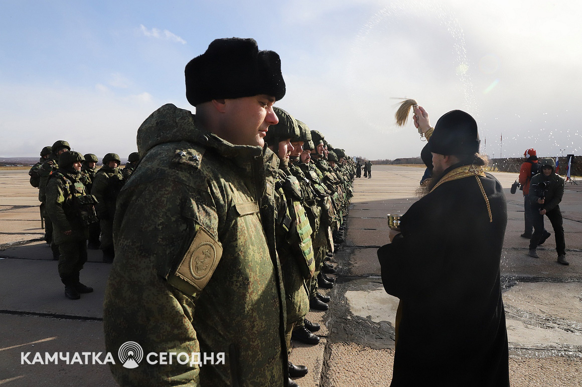 Проводы третьей группы мобилизованных жителей Камчатки на специальную военную операцию. Фоторепортаж . Фото: Виктор Гуменюк. Фотография 9