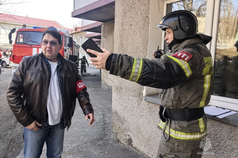 Пожарные тренировались спасать пациентов из горящего психоинтерната в Елизово. Фото: ГУ МЧС России по Камчатскому краю. Фотография 1