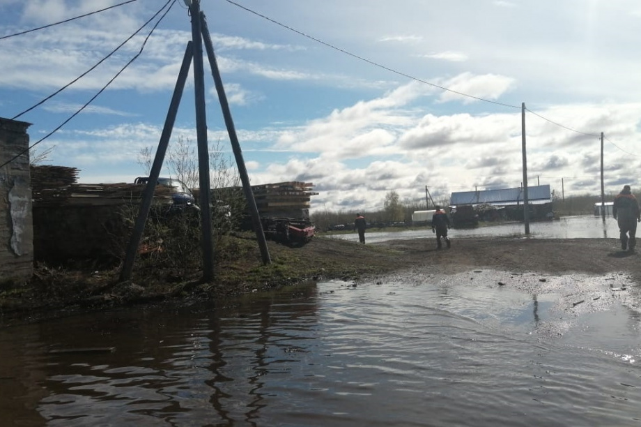 Камчатские спасатели продолжают оказывать помощь пострадавшим от паводка сельчанам. Фото предоставлено пресс-службой краевого управления МЧС. Фотография 10