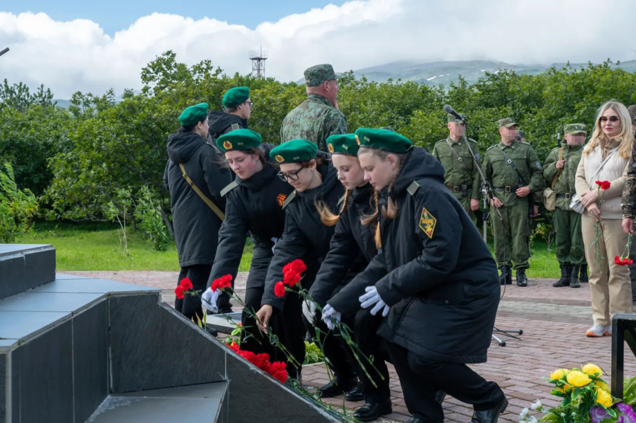 Делегация ФСБ России почтила память участников Курильского десанта. Фото: Александр Мясников. Фотография 4