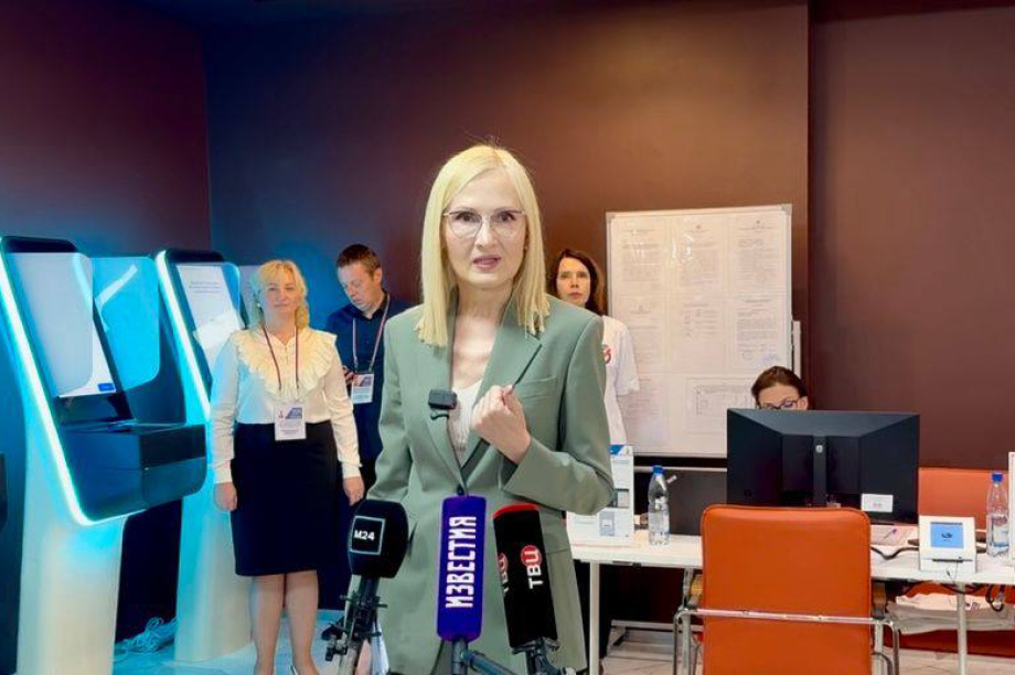 Ирина Яровая проголосовала на выборах губернатора Камчатского края в московском МФЦ. . Фотография 1