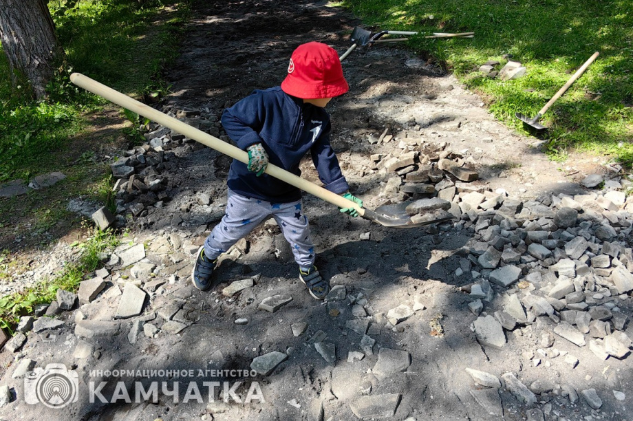 Молодежный субботник прошел в детском парке Петропавловска. фото: ИА "Камчатка". Фотография 13